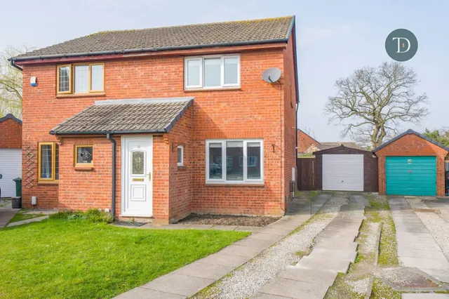 Conifer Close, Whitby, CH66 2UY, photo 1