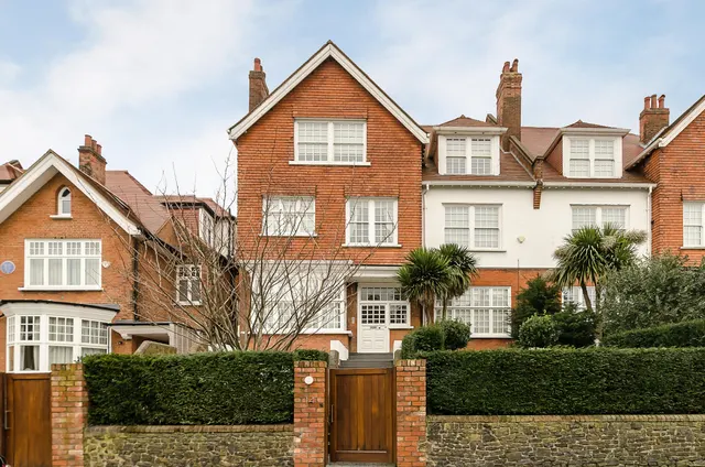 Photo 3 — Bracknell Gardens London NW3