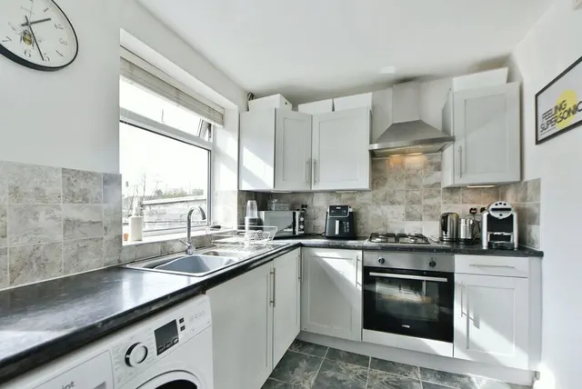 Higham Lane, Hyde, SK14, photo 3