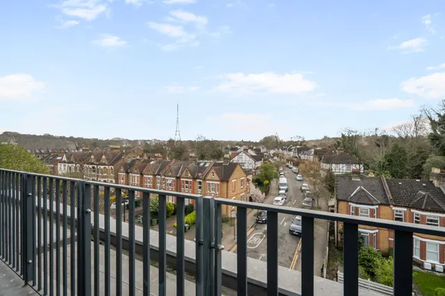 Photo 3 — Flat 5, 209 Gipsy Road, London, London, SE27 9QY