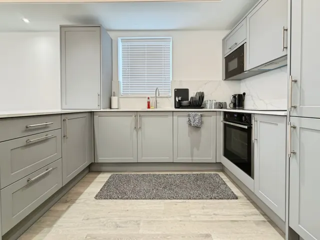 Uxbridge Road, Hanwell, photo 1