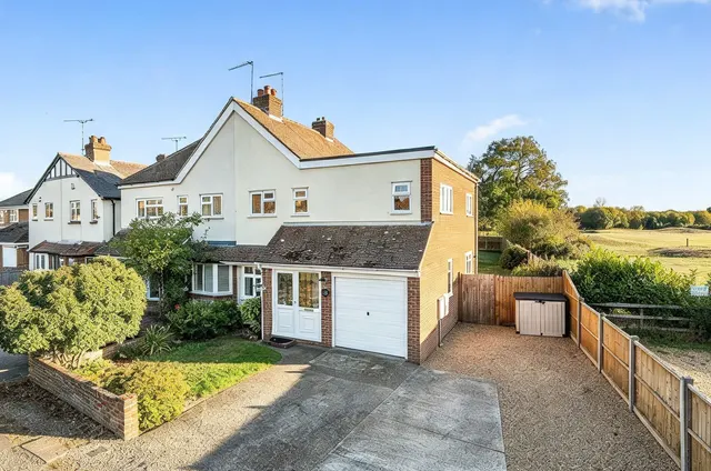 Moated Farm Drive, Addlestone, KT15, photo 1