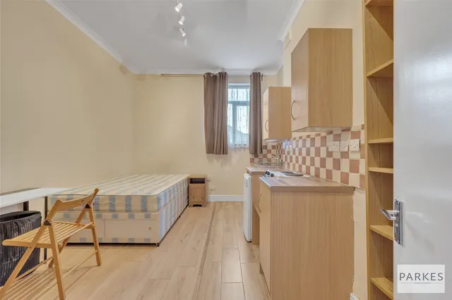 Uxbridge Road, London, W12 8LH, photo 1