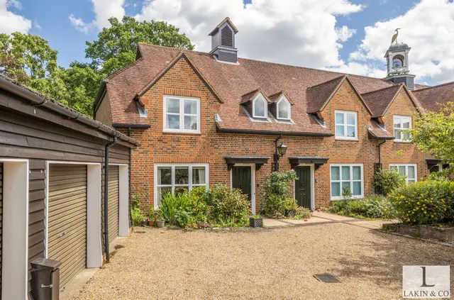 Church Place, Ickenham, UB10 8XB, photo 1