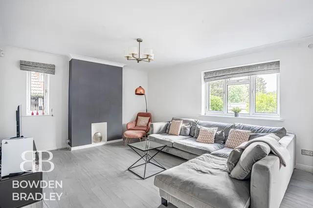 Photo 3 — St. Marys Way, Chigwell, IG7