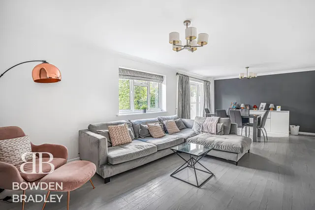 Photo 2 — St. Marys Way, Chigwell, IG7