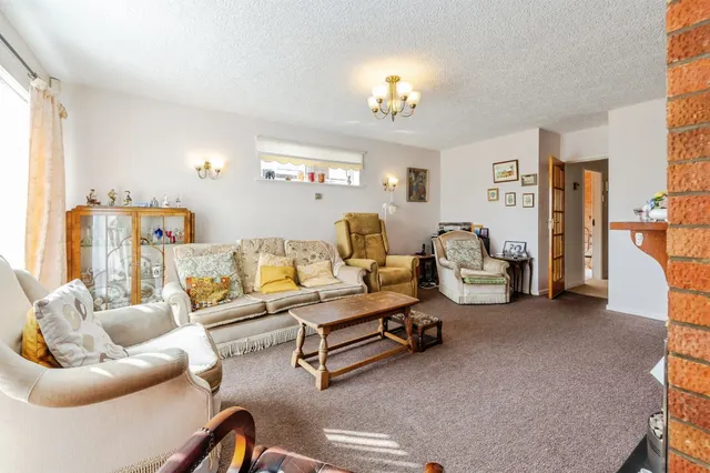 Photo 2 — Thurlby Close, Washingborough, Lincoln