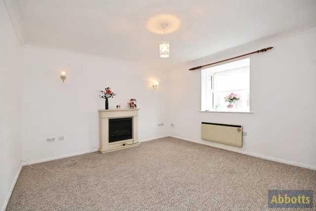 Photo 3 — Hilltop Close, Rayleigh, Essex, SS6