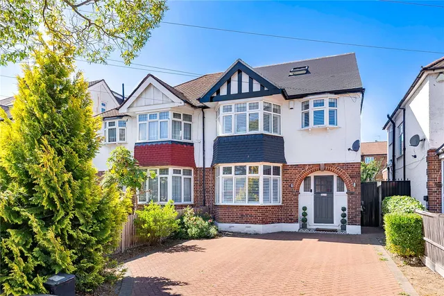 Gloucester Gardens, Cockfosters, Barnet, EN4 0QW, photo 1