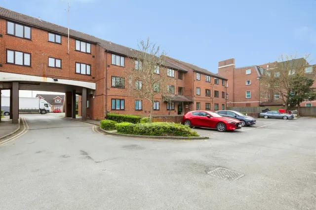 Old Bath Road, Colnbrook, SLOUGH, photo 1