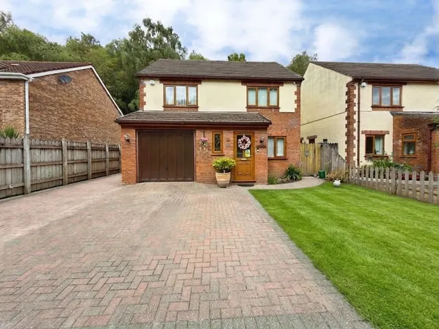 Woodlands Avenue, Clydach, photo 1