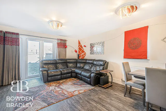 Photo 2 — Alderwood Terrace, Chigwell, IG7