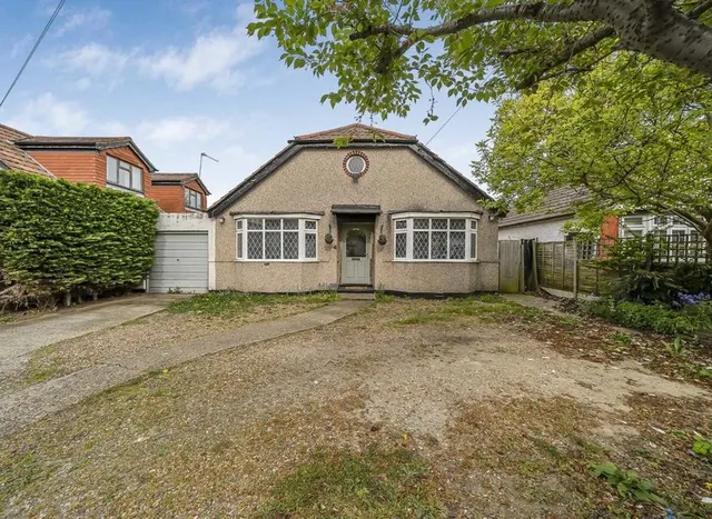 Kings Avenue, Sunbury on Thames, TW16, photo 1