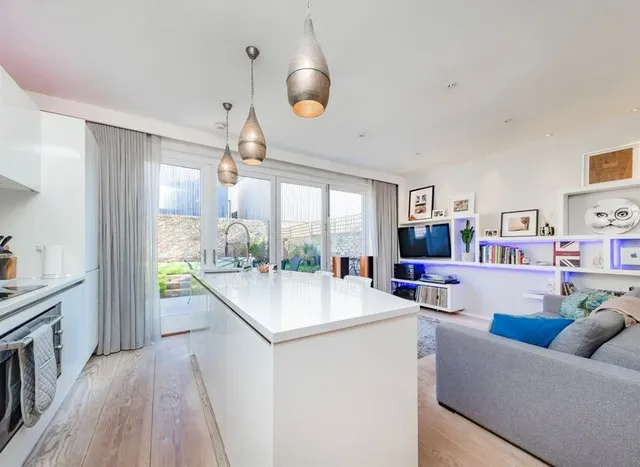 Photo 2 — Southgate Road, De Beauvoir, N1