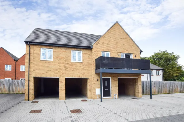 Montreal Close, Farnborough, Hampshire, GU14 0FU, photo 1