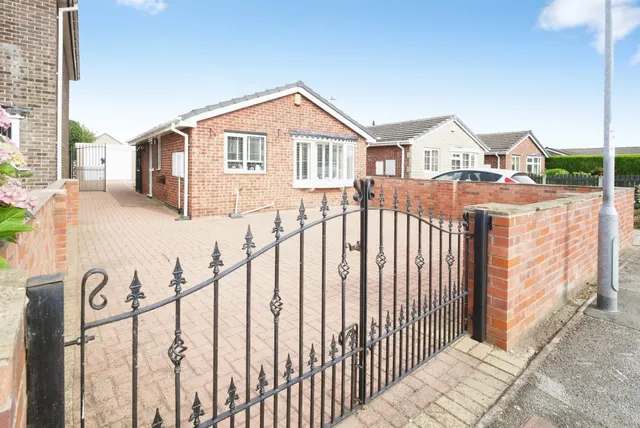 Buckingham Way, Royston, Barnsley, photo 1