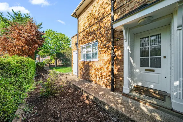 Photo 3 — Gladsmuir Close, Walton-On-Thames KT12 3JD