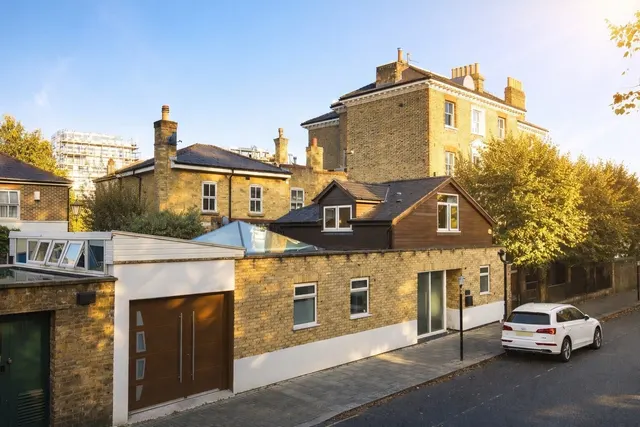 Elms Road, London, photo 1