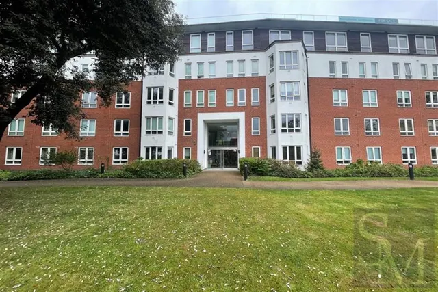High Road, South Woodford, E18, photo 1