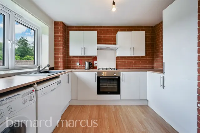 Coniston Close, London, SW20, photo 2