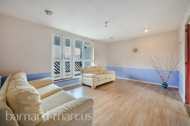 Coniston Close, London, SW20, photo 3