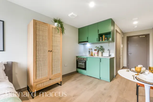 Victoria Road, Feltham, TW13, photo 3