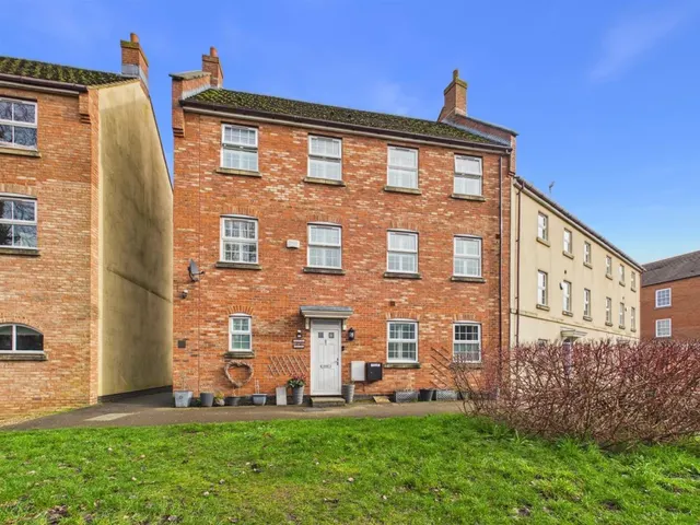 Hampden Square, Fairford Leys, photo 1