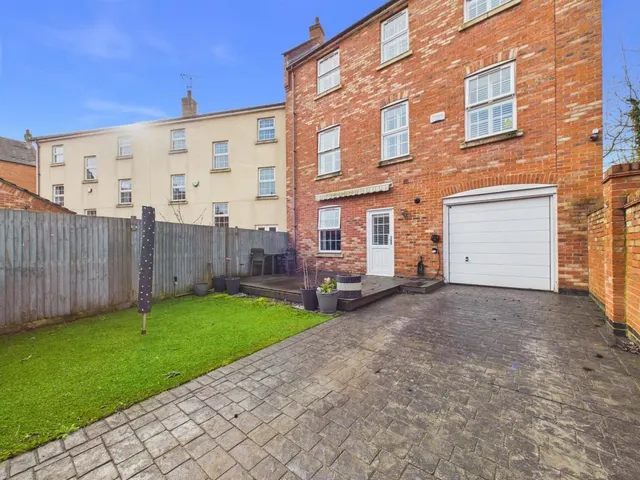 Hampden Square, Fairford Leys, photo 2