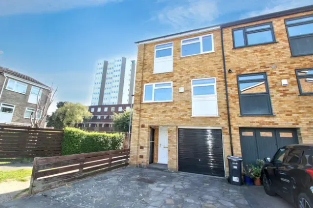 Ford End, Woodford Green, IG8