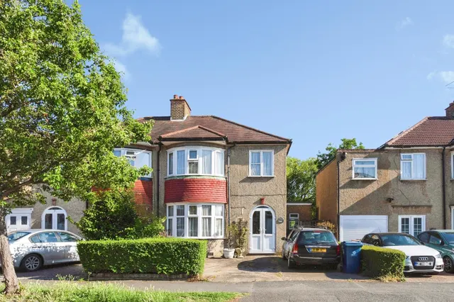 Hawthorn Drive, Harrow, photo 1