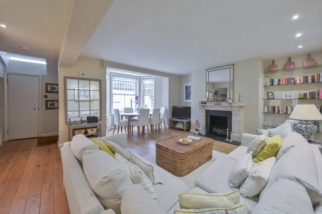 Photo 3 — Basement Flat, 14 Earls Court Square, London