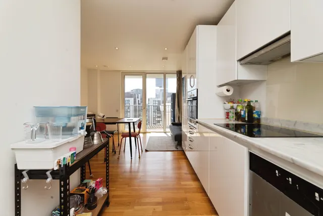Logan Close, London, E20, photo 3