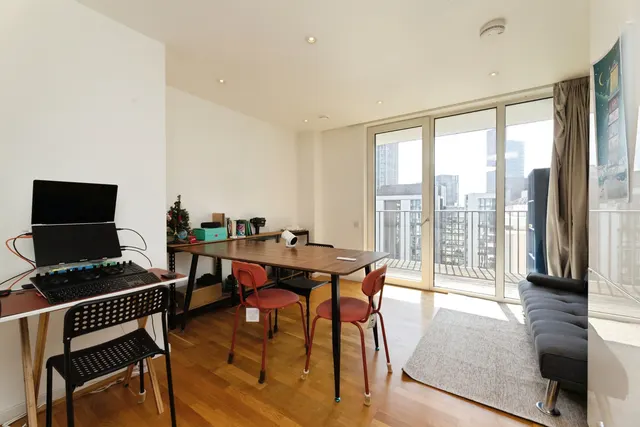 Logan Close, London, E20, photo 1
