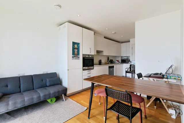 Logan Close, London, E20, photo 2