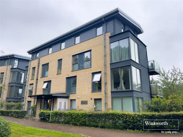 Photo 3 — Essex House, 18 Douglas Close, Stanmore, Middlesex, HA7