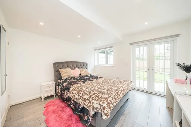 Pigeon Lane, TW12, photo 3