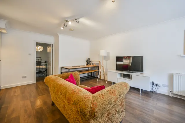 1, Wilding Court 64a, London, photo 1