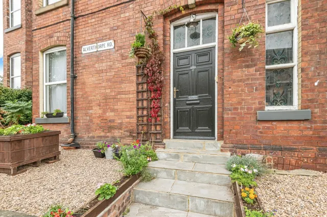 Alverthorpe Road, WAKEFIELD, photo 1