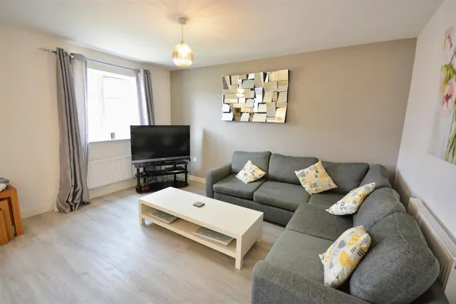 Photo 3 — Winter Close, Epsom, Surrey, KT17 1AN