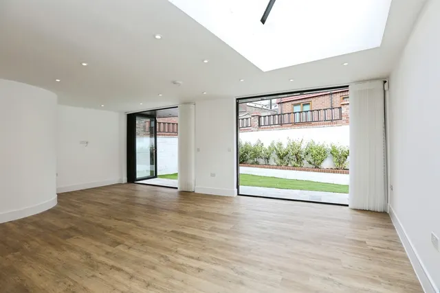 East Grinstead, RH19, photo 2