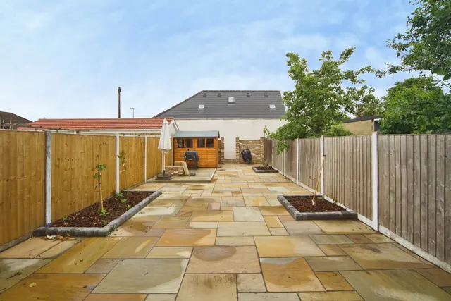 Photo 3 — Adelaide Gardens, Romford