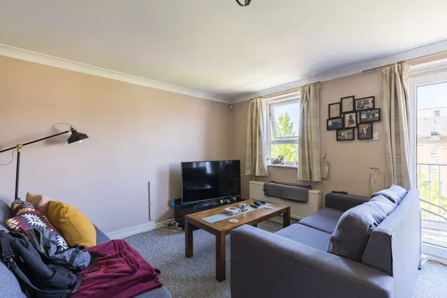 Photo 2 — 8 Schooner Close, London