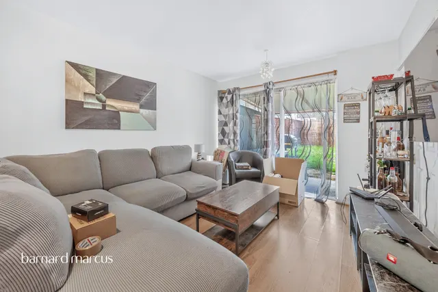Brabazon Avenue, Wallington, SM6, photo 1