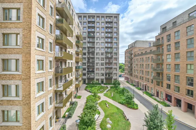 London, NW2, photo 1