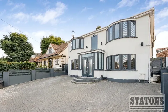 Photo 2 — Plough Hill, Cuffley, Potters Bar, Hertfordshire, EN6 4DN