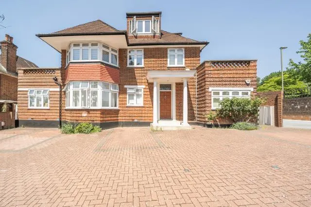 Holders Hill Road, London, NW4, photo 1