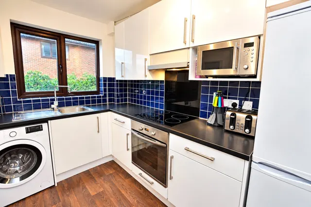 Belvedere Close, Guildford, GU2, photo 2