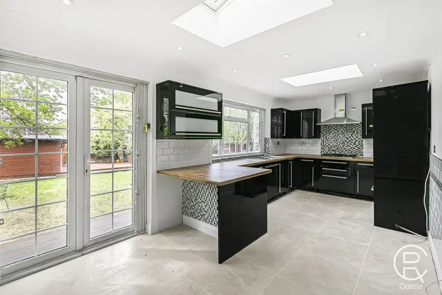 Heath Close, Ealing, W5 3EG, photo 1