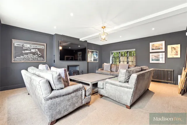 High Mead, Chigwell, IG7, photo 2