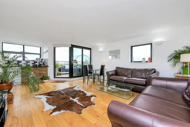 2 bedroom flat — Burrells Wharf Square, London, E14 3TW